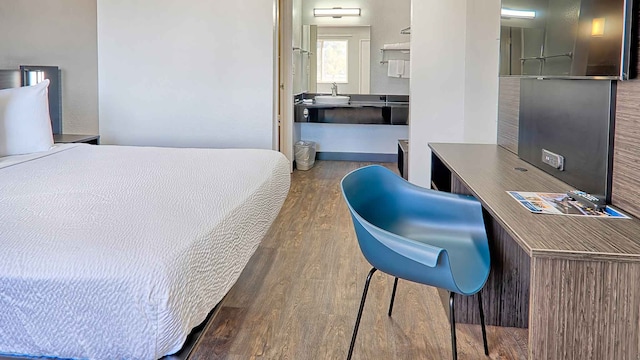 1 Queen Bed | Micfridge