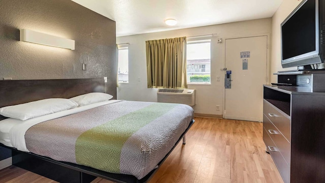 1 QUEEN BED | MOBIL ACCESS TUB SMK KITCHEN