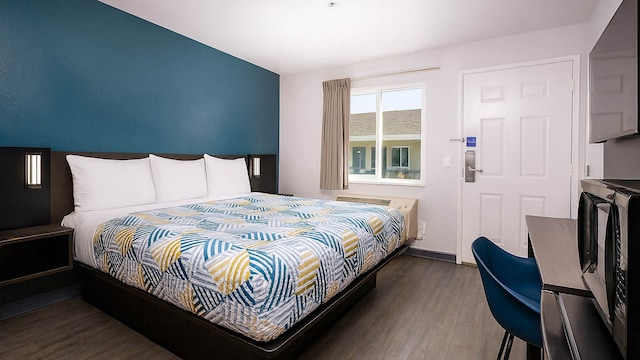 1 King Bed | Micfridge