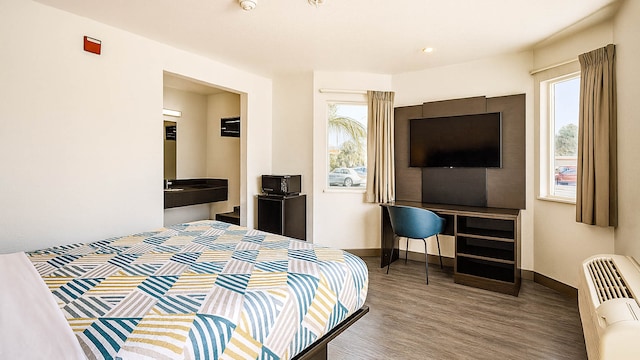 1 Queen Bed | Micfridge