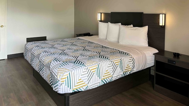 1 King Bed | Smoking