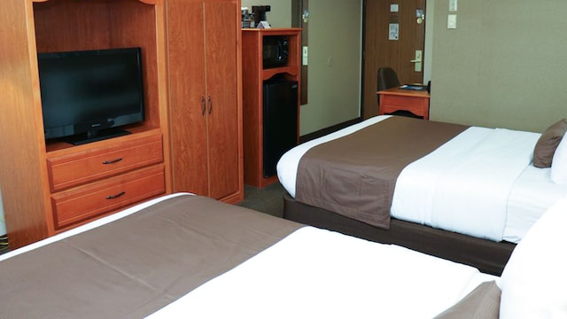 2 Queen Beds | Mobil Access RI Shr Nsmk Ktchn 