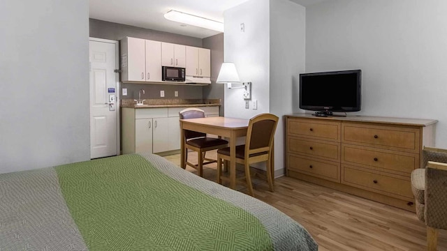 1 QUEEN BED | MOBIL ACCESS TUB NSMK KITCHEN