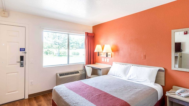 1 Queen Bed | Micfridge