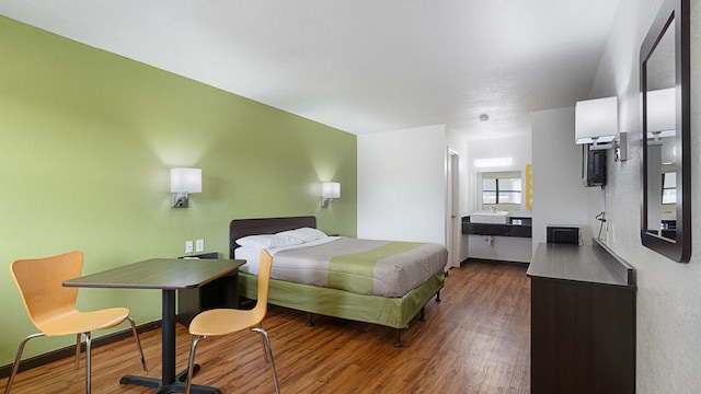 1 QUEEN BED | MOBILITY ACCESSIBLE RI SHWR