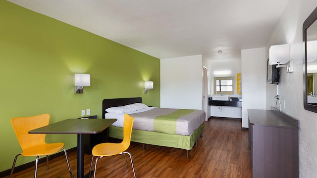 1 QUEEN BED | MICFRIDGE