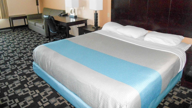 1 KING BED | SUITE, NSMK, SOFA-BED, MICFRIDGE