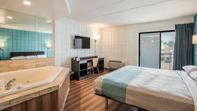 1 KING BED | NON-SMOKING, HOT TUB