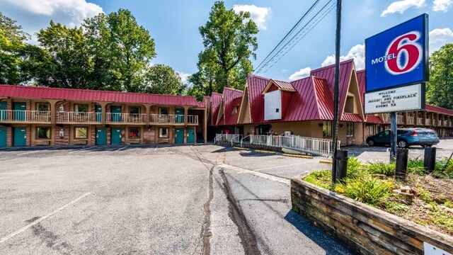 Motel 6 Gatlinburg, TN - Smoky Mountains
