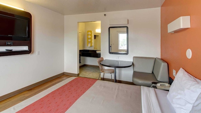 1 Queen Bed | Smoking, Micfridge