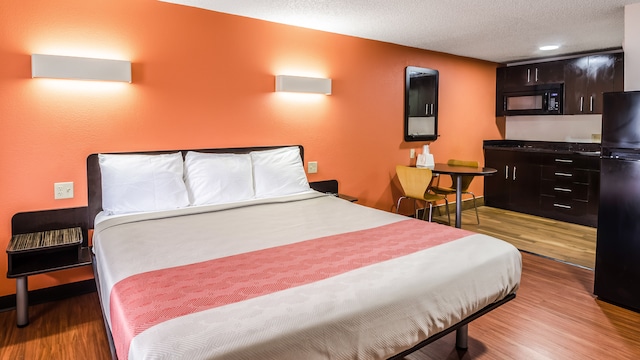 1 KING BED | NON-SMOKING, KITCHEN