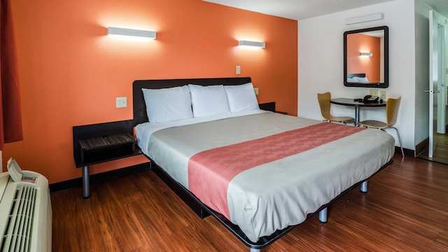 1 KING BED | SMOKING, MICFRIDGE