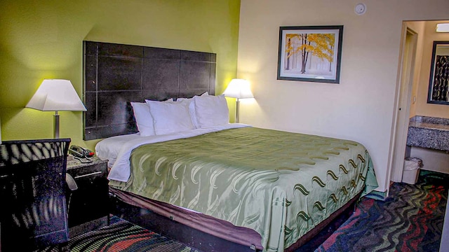 1 KING BED | NON-SMOKING