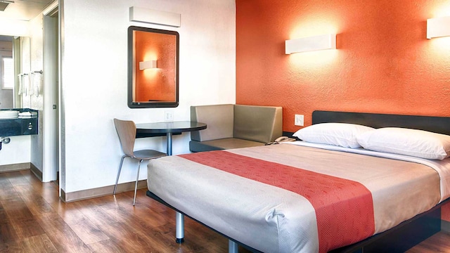 1 Queen Bed | Premium, Micfridge