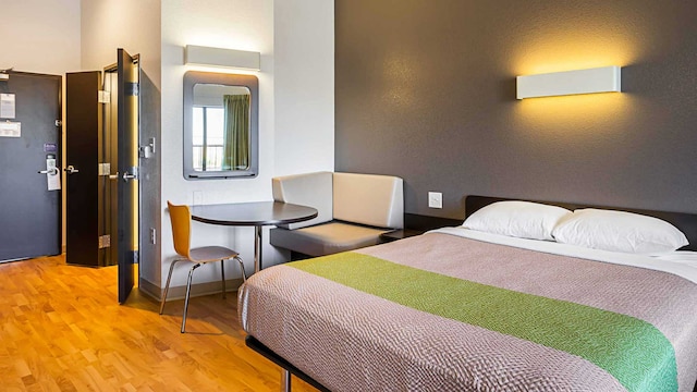 1 King Bed | Mobil Acc RI Shwr Nsmk Kitchen