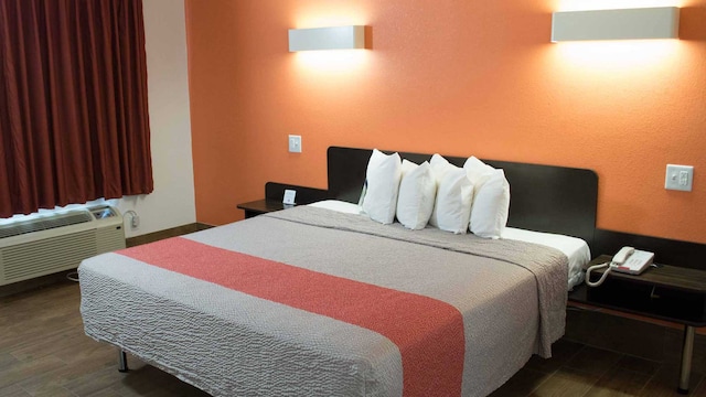 1 King Bed | Non-Smoking