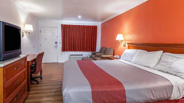 1 King Bed | Smoking