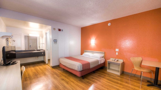 1 Queen Bed | Smoking