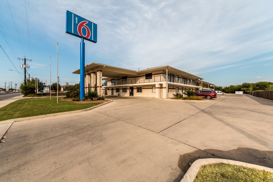 Motel 6 San Antonio, TX - South WW White Rd, C78219, San-Antonio