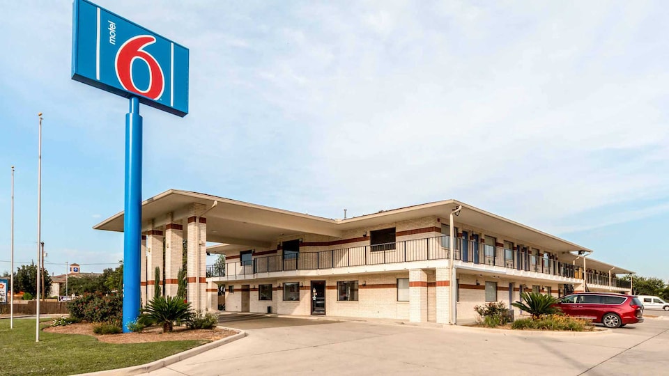 Motel 6 San Antonio, TX - South WW White Rd, C78219, San-Antonio
