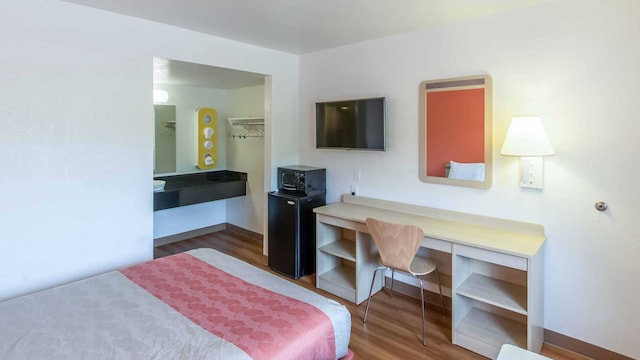 1 Queen Bed | Micfridge