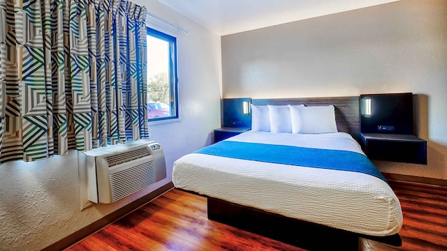 1 Queen Bed | Micfridge