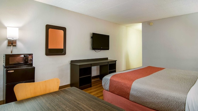 1 King Bed | Non-Smoking, Micfridge