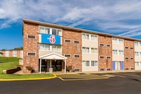 Motel 6 New Stanton, PA