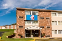 Motel 6 New Stanton, PA