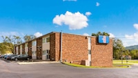 Motel 6 New Stanton, PA