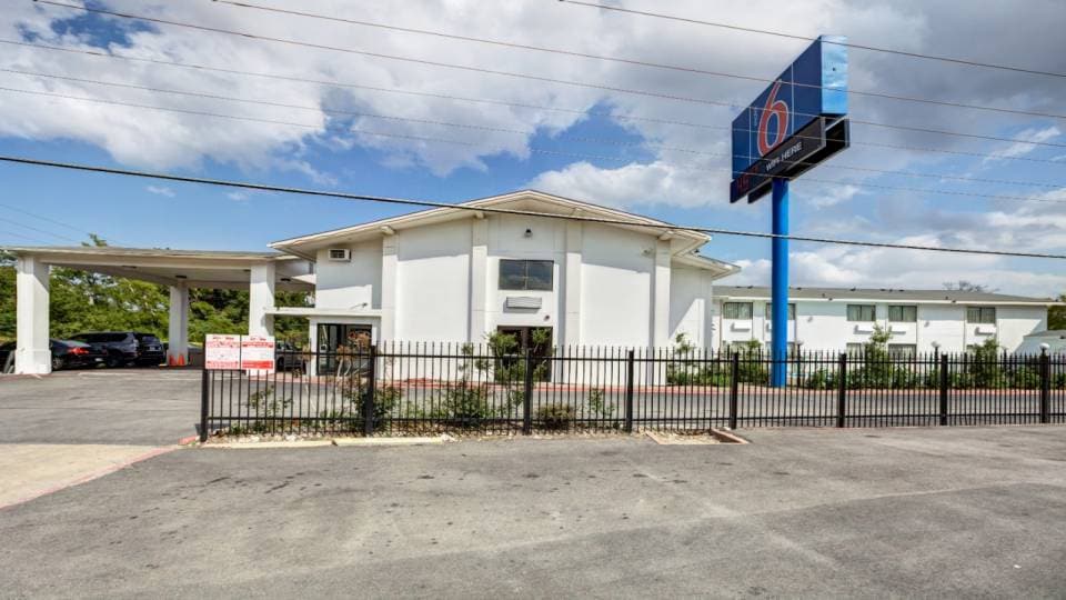 Motel 6 Dallas, TX - South, C75203, Dallas