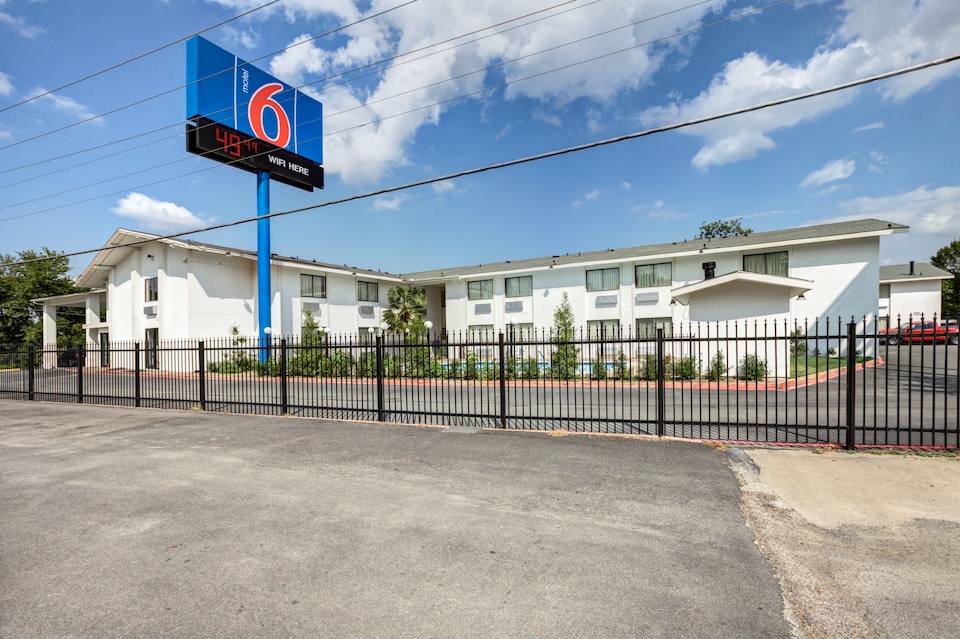 Motel 6 Dallas, TX - South, C75203, Dallas