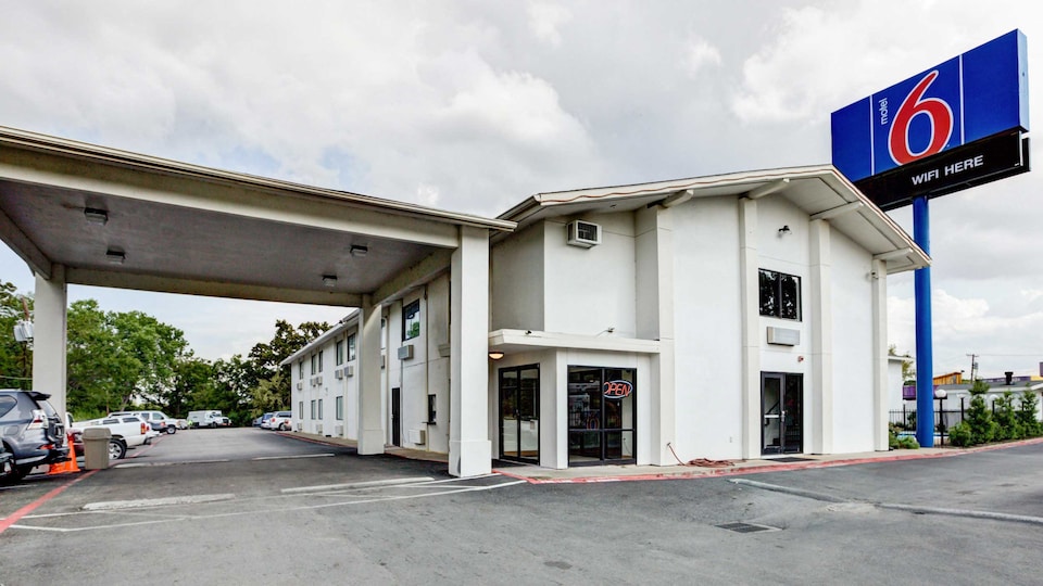 Motel 6 Dallas, TX - South, C75203, Dallas