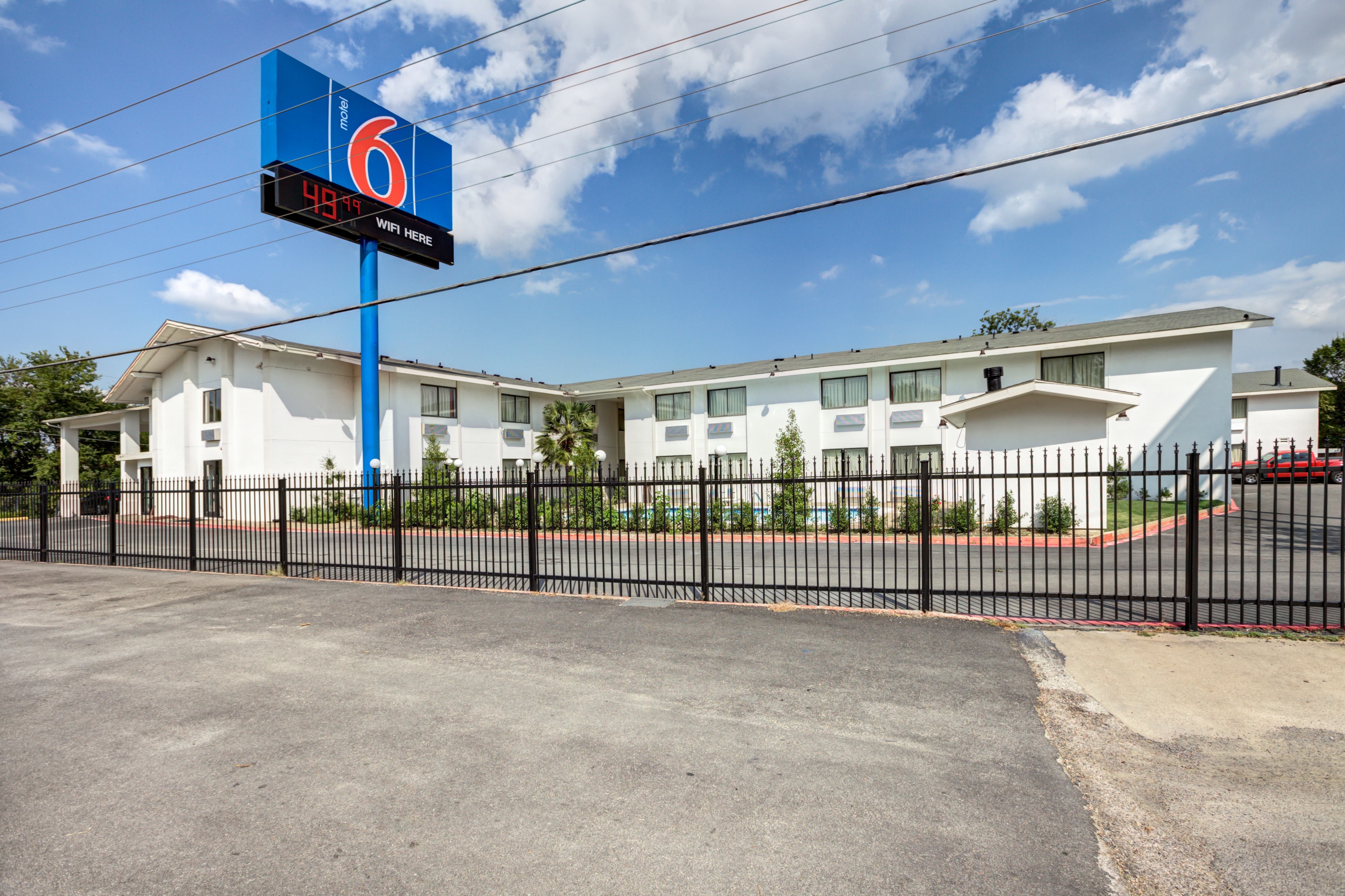 Motel 6 Dallas, TX - South Area Budget-Friendly