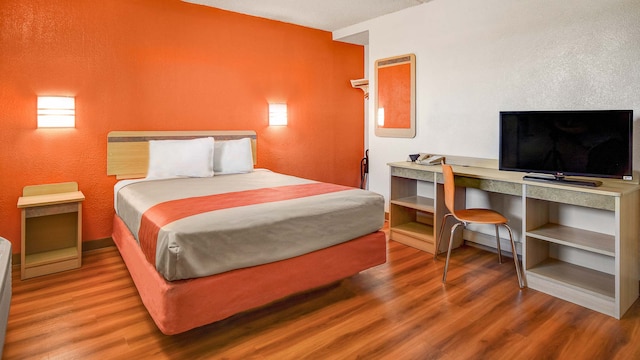 1 QUEEN BED | MOBILITY ACCESS RI SHWR NSMK