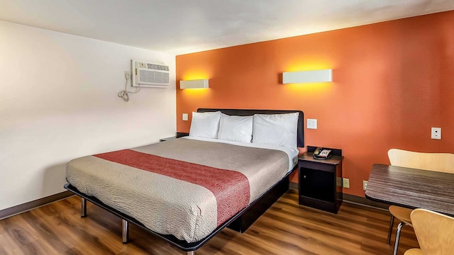 1 King Bed | Non-Smoking