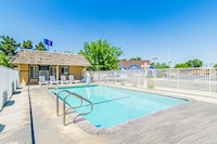 Motel 6 Kingsburg, CA