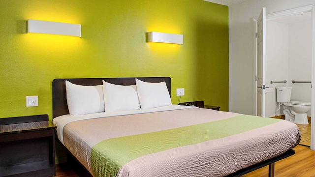 1 KING BED | NON-SMOKING