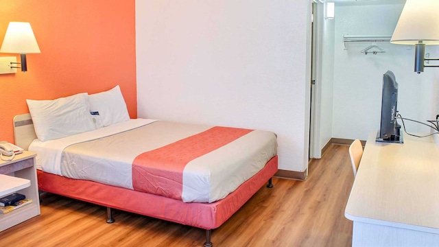 1 Queen Bed | Micfridge