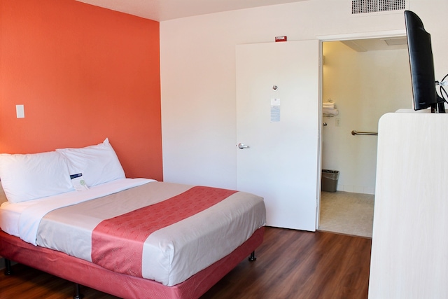 1 Queen Bed | Micfridge