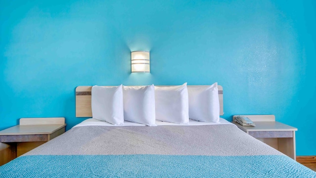 1 King Bed | Non-Smoking