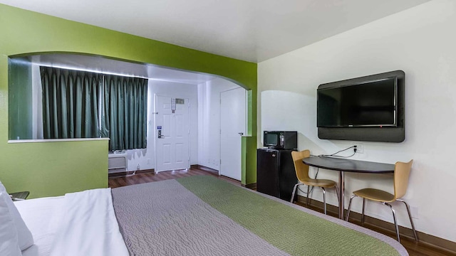 1 King Bed | Mobil Access Tub Nsmk Micfridg