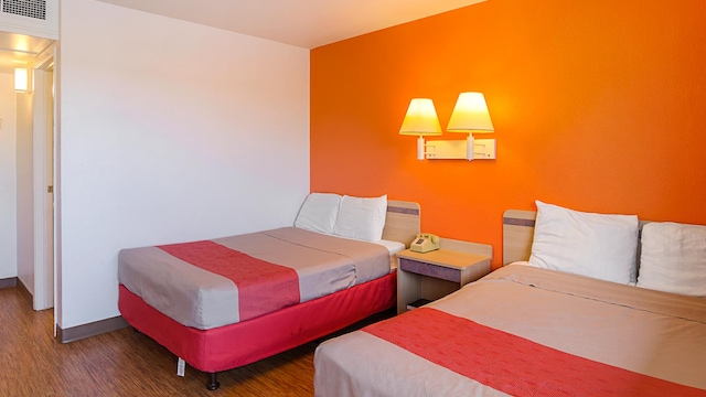 2 Full Beds |Mobility Accessible Tub Smk