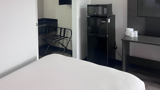 1 Queen Bed | Micfridge