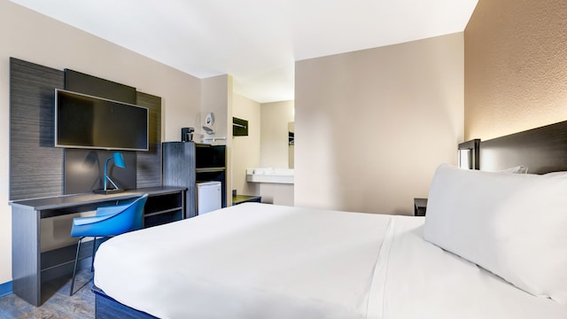 1 Queen Bed | Micfridge