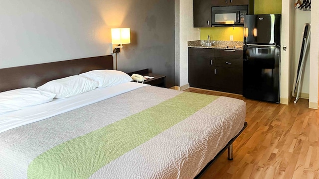 1 King Bed | Smoking, Kitchen