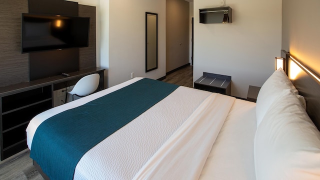 1 Queen Bed | Mobil Access Tub Nsmk Micfridg