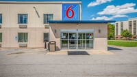 Motel 6 Peoria, IL