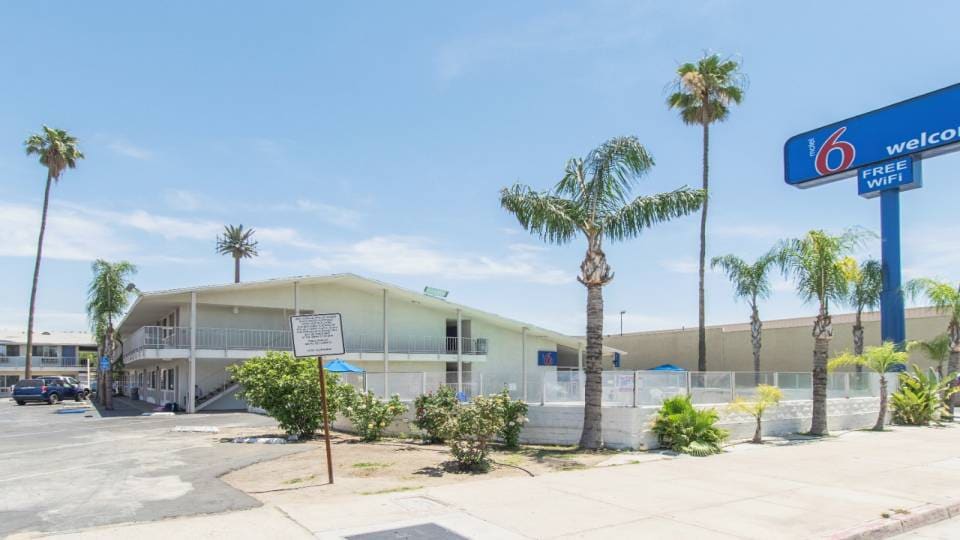 Motel 6 Bakersfield, CA - Central,  Bakersfield, CA, Bakersfield