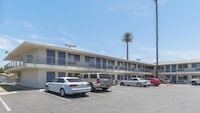 Motel 6 Bakersfield, CA - Central